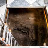 Ci addentriamo cos� nel sottosuolo, utilizzando delle scale in ferro apposte l� dalle nostre guide
